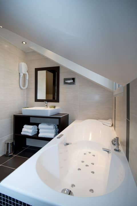 Hotel Choiseul Opera — bathroom