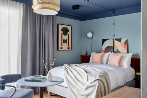 Schwan Locke — bedroom