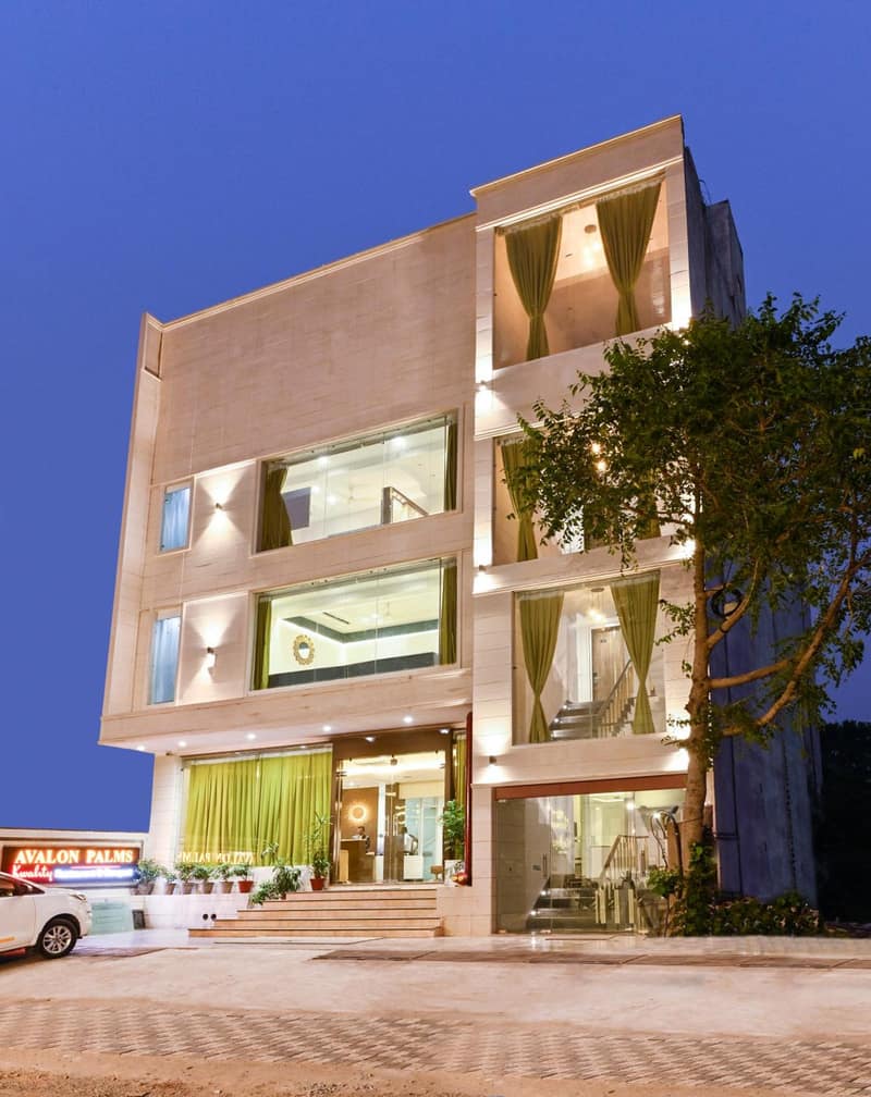 Hotel Avalon Palms Agra — building