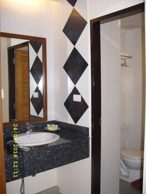 Patong Lodge Hotel — bathroom