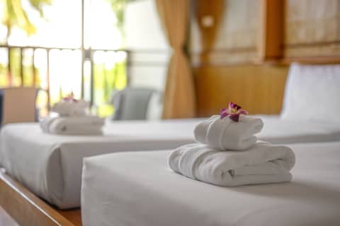 Patong Lodge Hotel — hotel room
