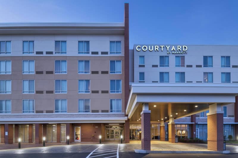 Courtyard St. Louis Brentwood — building