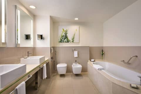 Traders Hotel Qaryat Al Beri — bathroom