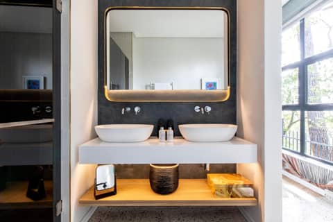 Camissa House — bathroom
