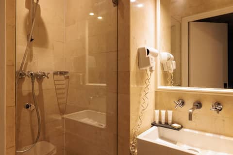 Hôtel Saint Martin Bastille — bathroom