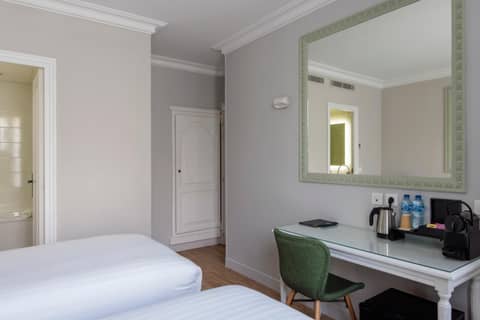Hôtel Saint Martin Bastille — hotel room
