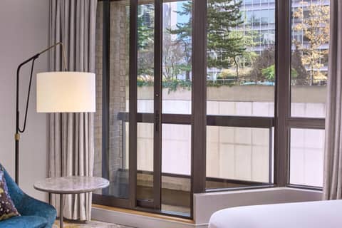 Metropolitan Hotel Vancouver — photo 2