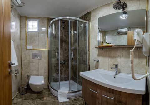 Golden Sand Hotel — bathroom