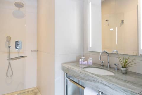 Hôtel Bedford — bathroom