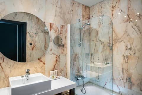 Salles Hotel Málaga Centro — bathroom