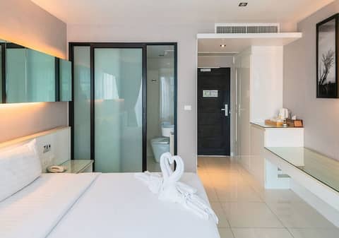 Serenotel Pattaya Beach Front — hotel room