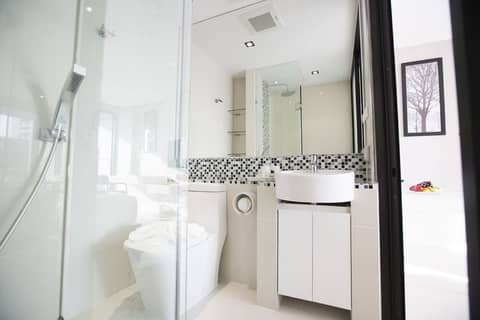 Serenotel Pattaya Beach Front — bathroom