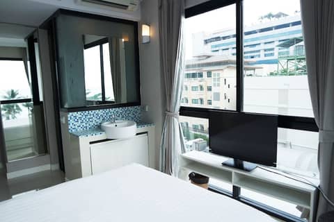 Serenotel Pattaya Beach Front — hotel room