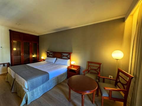 Hotel Reveron Plaza — hotel room