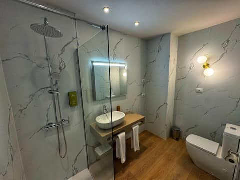 Hotel Reveron Plaza — bathroom