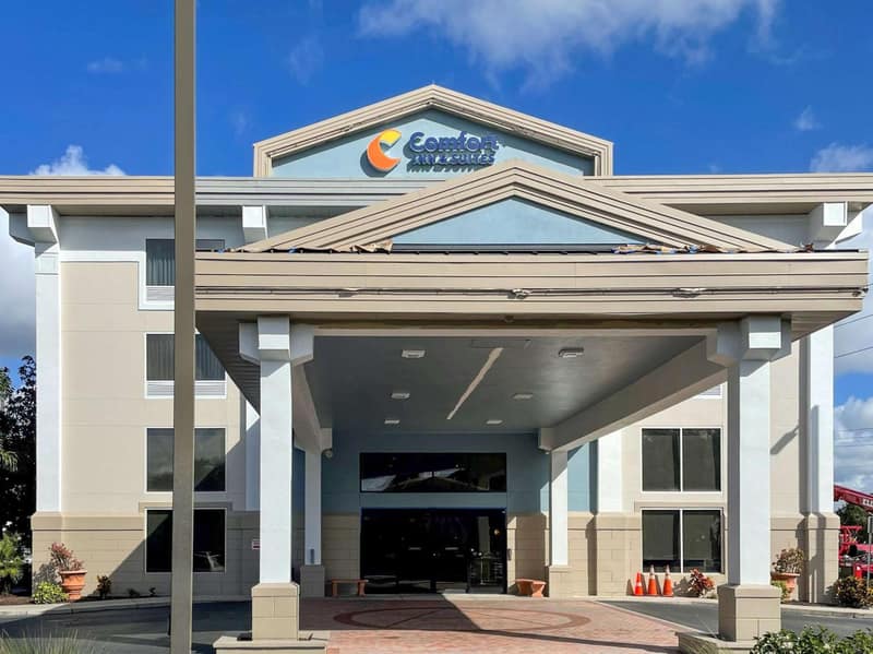 Comfort Inn & Suites Sarasota I75 — building