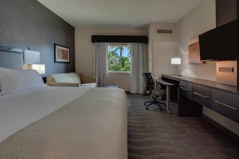 Holiday Inn Express & Suites Naples Downtown - 5th Avenue by IHG — photo 5