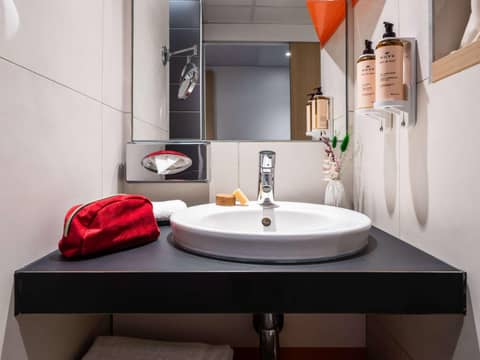 Mercure Paris Gare De Lyon TGV — bathroom