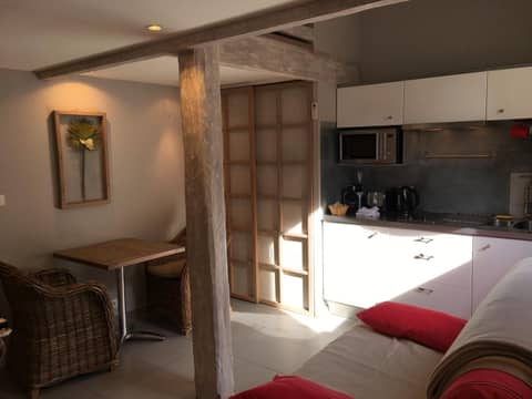 Intérieurs-Cour — hotel room