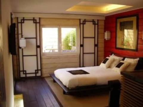 Intérieurs-Cour — hotel room