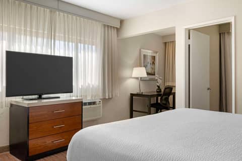 Best Western Royal Palace Inn & Suites — hotel room