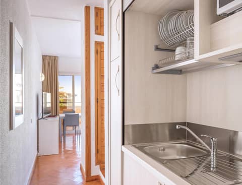 Meia Praia Lagos - Beach Club Apartments — kitchen