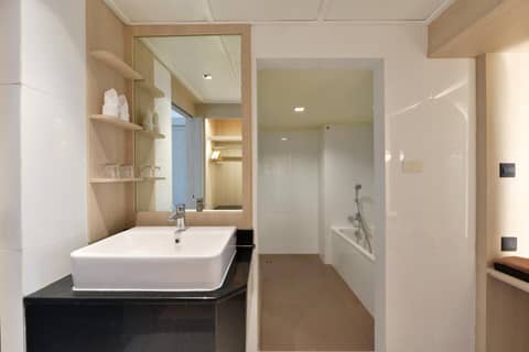 Twin Towers Hotel — bathroom