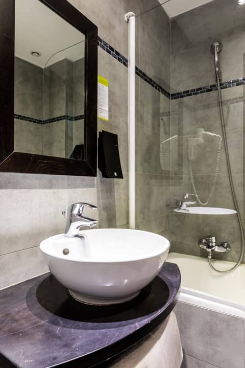 Hotel De Suède — bathroom