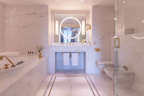 L'Hôtel du Collectionneur Paris — bathroom