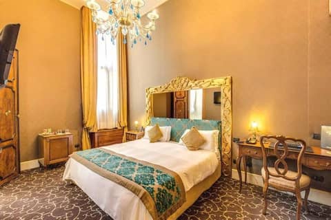 Pesaro Palace — hotel room