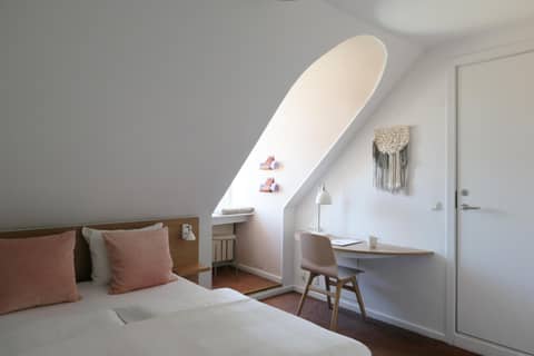 Savoy Hotel — hotel room