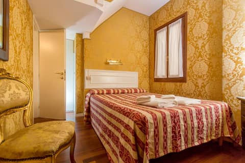 Residenza Goldoni — hotel room