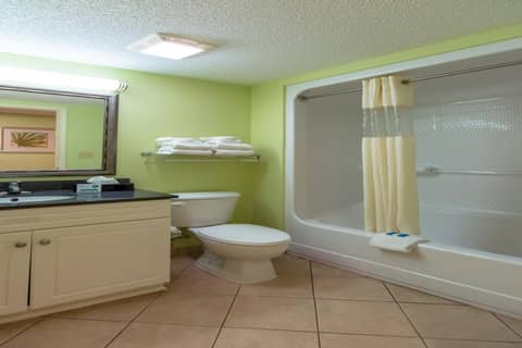 Caribbean Resort Myrtle Beach — bathroom