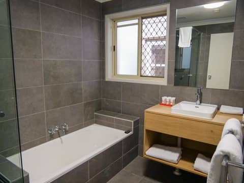 Nightcap at Hinterland Hotel Nerang — bathroom