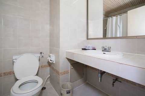 Cloudotel Walking Street — bathroom