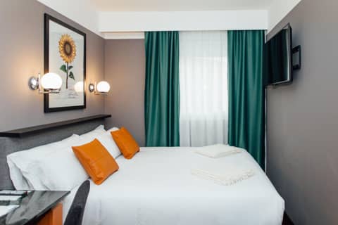 Hotel Malcom and Barret — hotel room