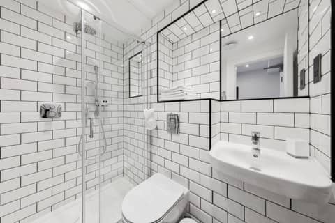 Commodore Hotel — bathroom