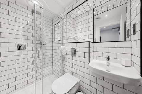 Commodore Hotel — bathroom