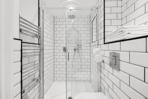 Commodore Hotel — bathroom