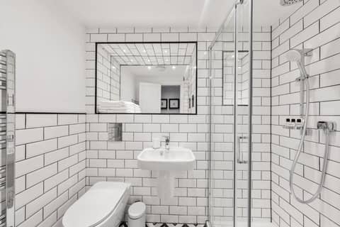 Commodore Hotel — bathroom