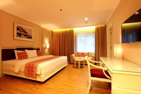 Kartika Chandra — hotel room