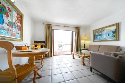 Ona Beverly Hills Suites — hotel room