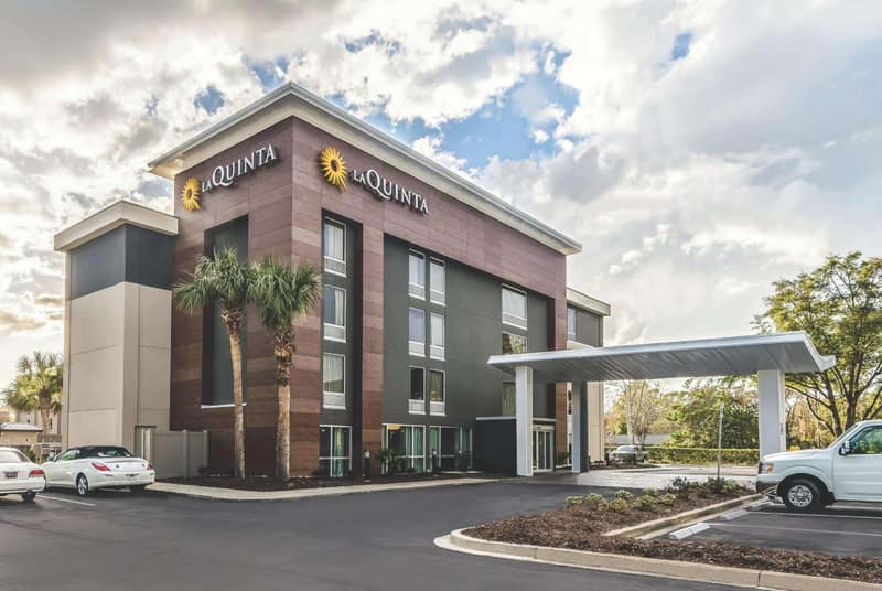 La Quinta Inn & Suites by Wyndham Myrtle Beach - N Kings Hwy — building