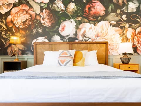 Fleur Noire Hotel - 21 and Over — bedroom