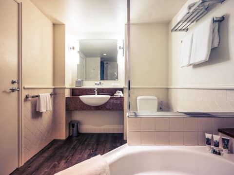Mercure Gold Coast Resort — bathroom