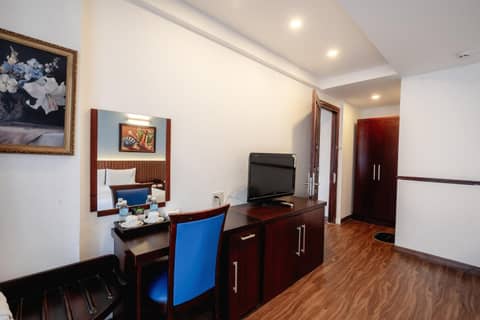 King Hotel — hotel room
