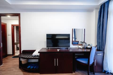 King Hotel — hotel room