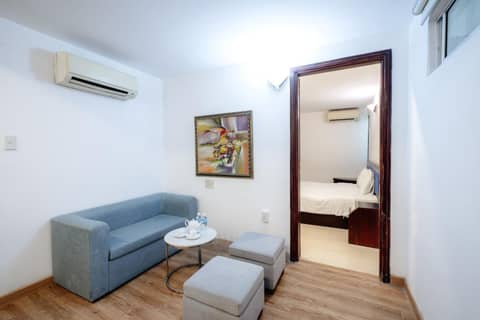 King Hotel — hotel room