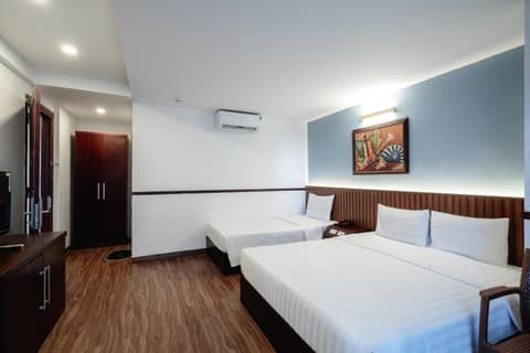 King Hotel — hotel room