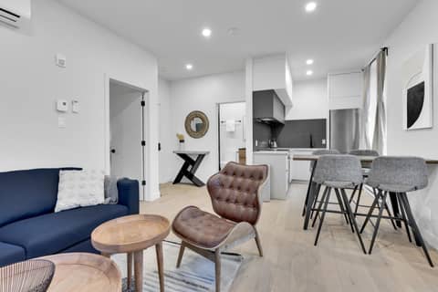 Deluxe Suites Downtown Montreal — hotel room